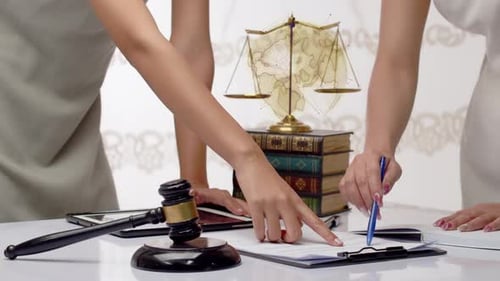Un abogado y un juez trabajan en una solución legal y justa en una reunión de equipo que tiene implicaciones globales
