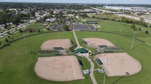 Civic Center Park y Big Timber Playscape cerca del Centro Comunitario de Woodhaven en Michigan, EE. UU.
