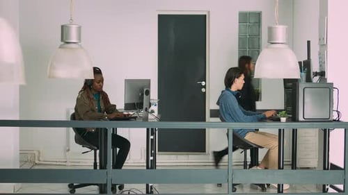 Erfahrene Entwickler programmieren auf dem Laptop im Büro der Softwareagentur