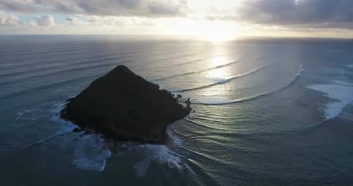 Vue aérienne large, coucher de soleil sur l'île hawaïenne