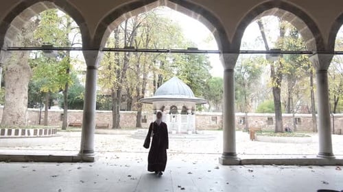 Muslimisches Mädchen besucht Moschee