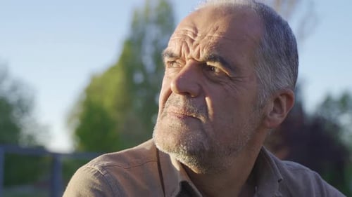 Nachdenklicher alter Mann.