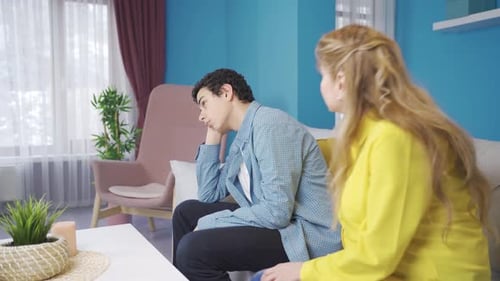 Die Mutter hört dem depressiven heranwachsenden Jungen zu, gibt ihm Moral.