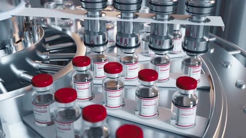 Die Maschine setzt rote Verschlüsse auf Glasflaschen, die sich auf einem pharmazeutischen Förderband bewegen