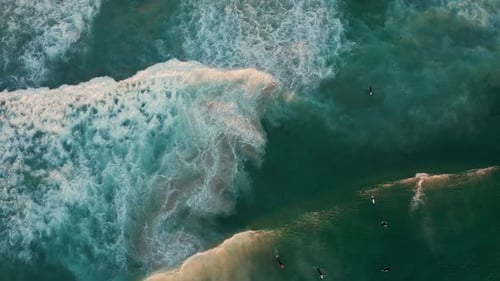 Vista aérea de surfistas en la playa de Llandudno, Ciudad del Cabo, Sudáfrica: foto de un Zumbido
