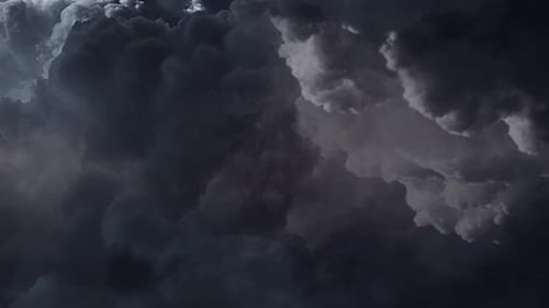 4k Blitz blinkt zwischen sich bewegenden Wolken am Himmel