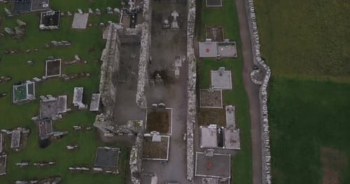 La
colina de Slane se considera tradicionalmente como el lugar donde San Patricio encendió el primer incendio de Pascal
en