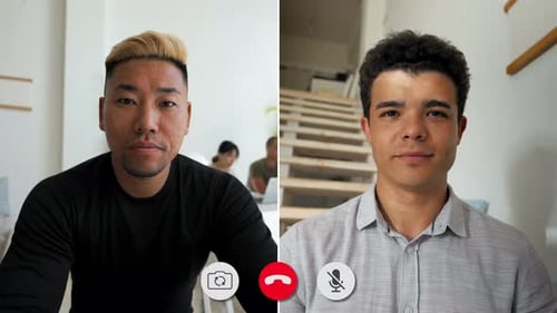 Conversation en ligne avec deux participants sur un écran partagé