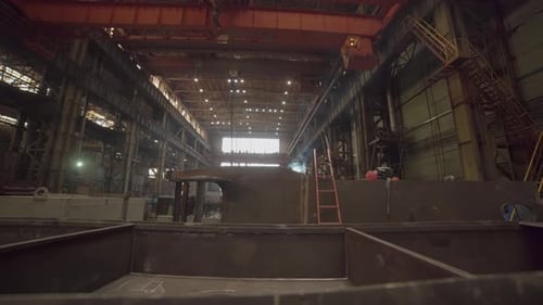 Arbeiter schweißen Metall in einer großen Industriefabrik — Stockclip