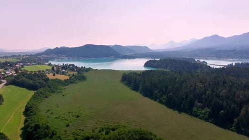 vue aérienne du lac de Faak dans les montagnes en Autriche