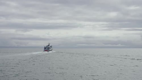 Vista da paisagem oceânica infinita do navio navegando em águas abertas Vista da enorme textura da água