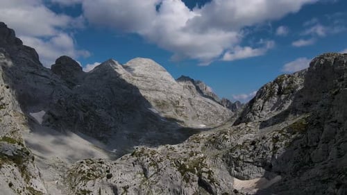 Zumbido aéreo del Parque Nacional Theth de Albania 8.mp4