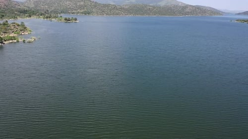 Flug über einen Stausee mit einer kardanischen Bewegung und Entdeckung der Umgebung