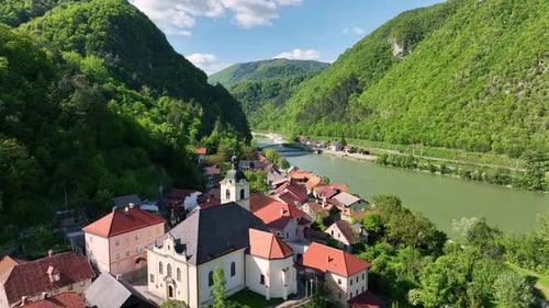 Vues aériennes pittoresques des châteaux, des villes et de la nature slovènes au printemps