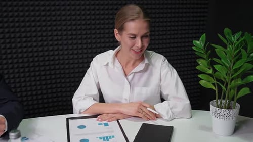 Une équipe de bureau portable au travail Des journalistes femmes et hommes communiquent avec des opposants Le point de vue d'un
