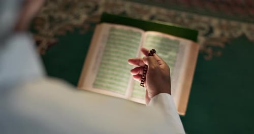 Betender Muslim oder Person mit Koran oder Perlen in der Moschee zur spirituellen Lektüre