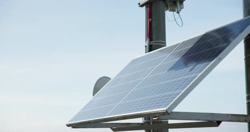 Solarenergie, Industrie und Dach mit Himmelshintergrund, Nahaufnahme und Nachhaltigkeit für Strom aus