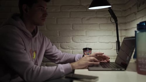 Mann, der auf dem Laptop programmiert. Nahaufnahme des Entwicklers, Programmierers, Softwareingenieurs, IT-Supports Vlad