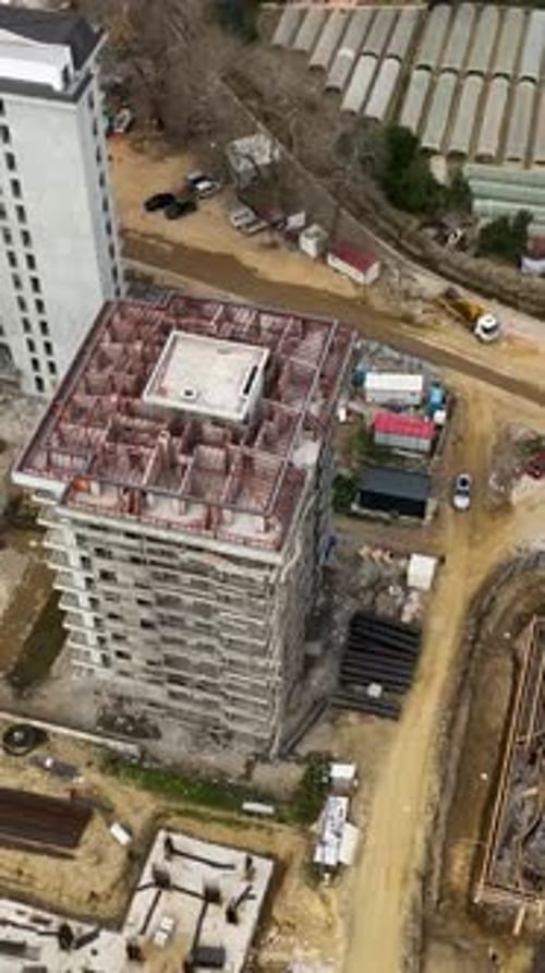 Vídeo vertical: La construcción narra una vista aérea de sitios de construcción y complejos de apartamentos de lujo
