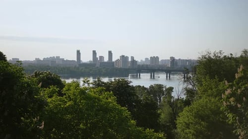 Blick auf die Stadt Kiew von den Hügeln am Fluss Dnipro