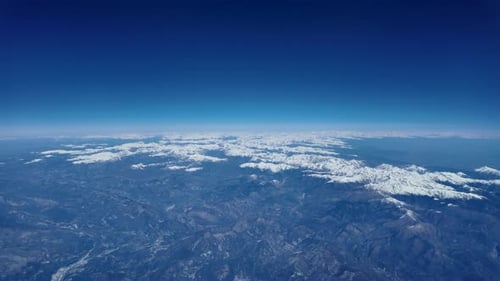 Vue aérienne des Alpes françaises et des Matitimes prise depuis le poste de pilotage d'un jet volant à 12 000 m d'altitude