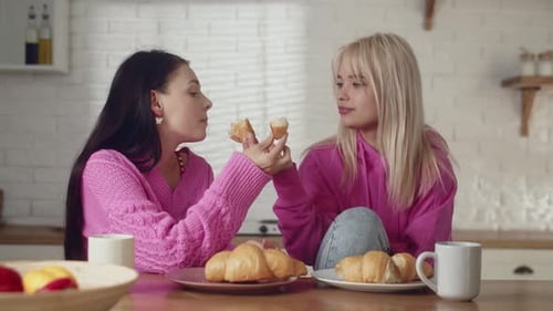 домашний лесби Молодая пара лесбиянок проводит время вместе на домашнем отдыхе с подругой Симпатичная пара лесбиянок , Стоковые видеоматериалы Включая: lgbt и бисексуал - Envato