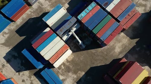 Luftbild von Schiffscontainern, Sattelschlepper, Frachtverteilung von Containern.
Versand