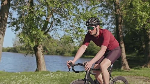 Radfahrertraining auf dem Rennrad entlang der Lake Road im Sommer