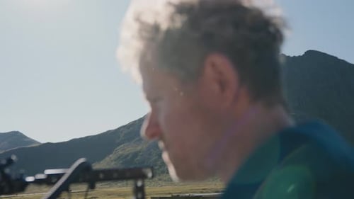 Cineasta revisando imagens na câmera