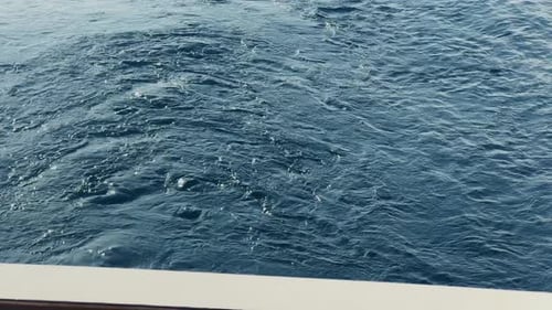 La lancha motora se mueve silenciosamente por el mar dejando huellas en el agua y las olas de forma mesurada