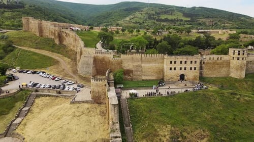 Vue aérienne : La forteresse de Naryn-Kala est une ancienne citadelle préarabe.