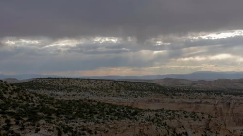 Zoom-Panaufnahme einer Wüstenschlucht mit Blick auf Felsformationen und Mesa