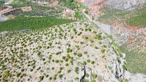 Un petit village au-dessus des montagnes