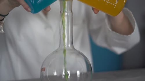 Wissenschaftlerin mischt Chemikalien in einer Flasche, Zeitlupe
