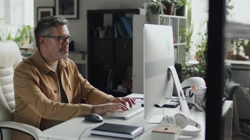 Seriöser IT-Spezialist, der am Computer arbeitet
