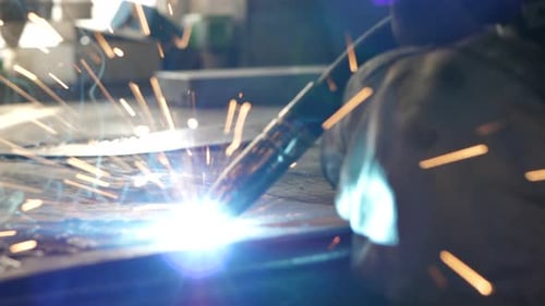 Le
soudeur sur la table soude un ensemble de pièces métalliques. Travailleur de soudeur. Travailler avec du métal