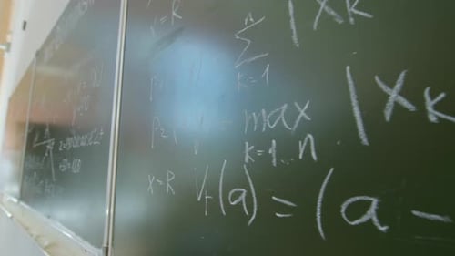 Mathematische Formeln auf Kreidetafel
