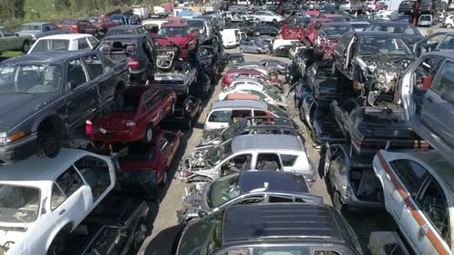 Luftaufnahme eines Schrottplatzes und einer großen Gruppe von Autowracks