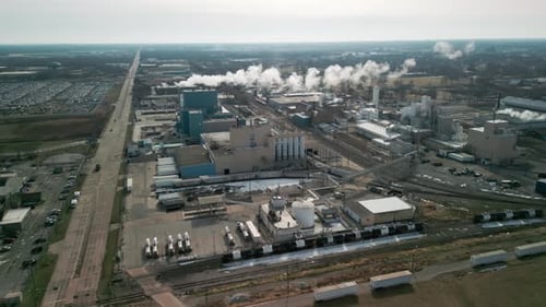 Vue aérienne d'une grande usine et de la fumée s'échappe de la cheminée de l'environnement polluant de l'usine