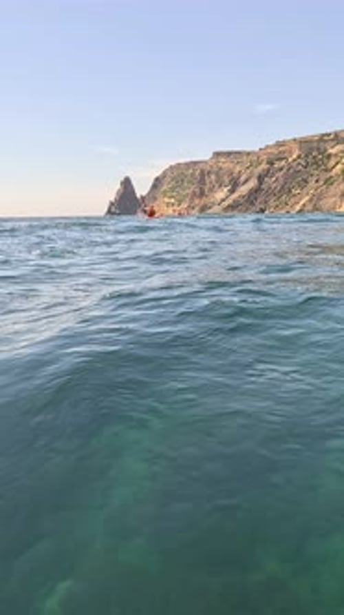 Vista de ángulo bajo de la superficie del agua del mar desde la cámara del kayak vuela sobre aguas cristalinas del mar, nadie está de vacaciones