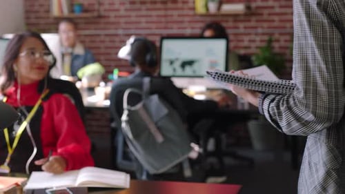 Empresários, documentos ou gerenciamento de projetos em um movimentado escritório de marketing digital