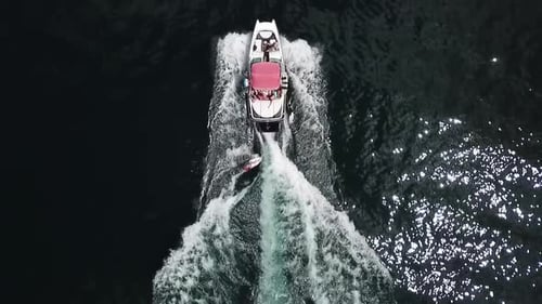Wakeboarden auf den kühlen, ruhigen Wellen Floridas — Ansicht von oben