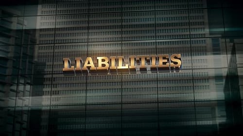 Negocios, finanzas, rascacielos económicos, cristal, reflejos y texto dorado que lee pasivos