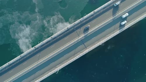 Luftaufnahme der Lowwater Bridge über die Bucht von oben nach unten mit fahrendem Auto und aktiver Transportbewegung