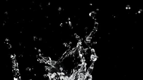 Des éclaboussures d'eau sur fond noir filmées par une caméra haute vitesse à 1000 images par seconde