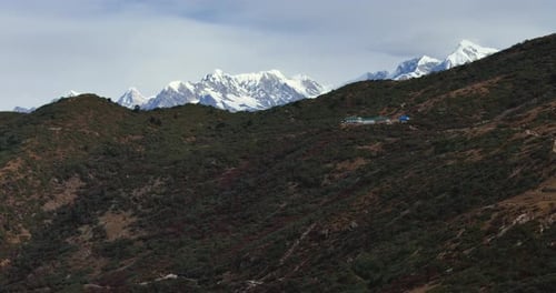 Drohnenaufnahme der Hügellandschaft mit Bergketten in der Pikeypeak-Region 4K