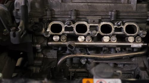 Der Motor in der Motorhaube des Autos Autowartung im Service Center