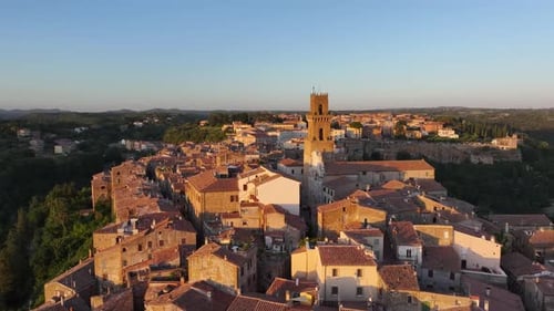 Mittelalterlicher Glockenturm der Kathedrale von Santi Pietro e Paolo in Pitigliano