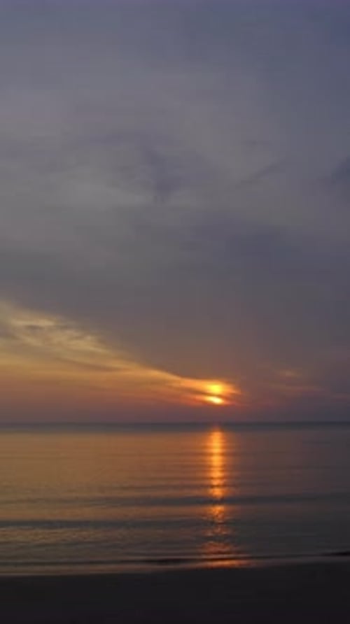 Vertikales Zeitraffervideo von dramatisch Morgendämmerung bis Sonnenaufgang an einem tropischen Strand.