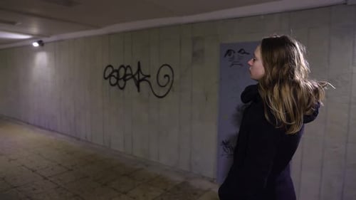 Mädchen, das nachts in der unterirdischen Passage läuft